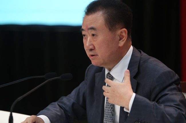 她故作轻松的笑着说道：好，那就明天晚上再带你去。